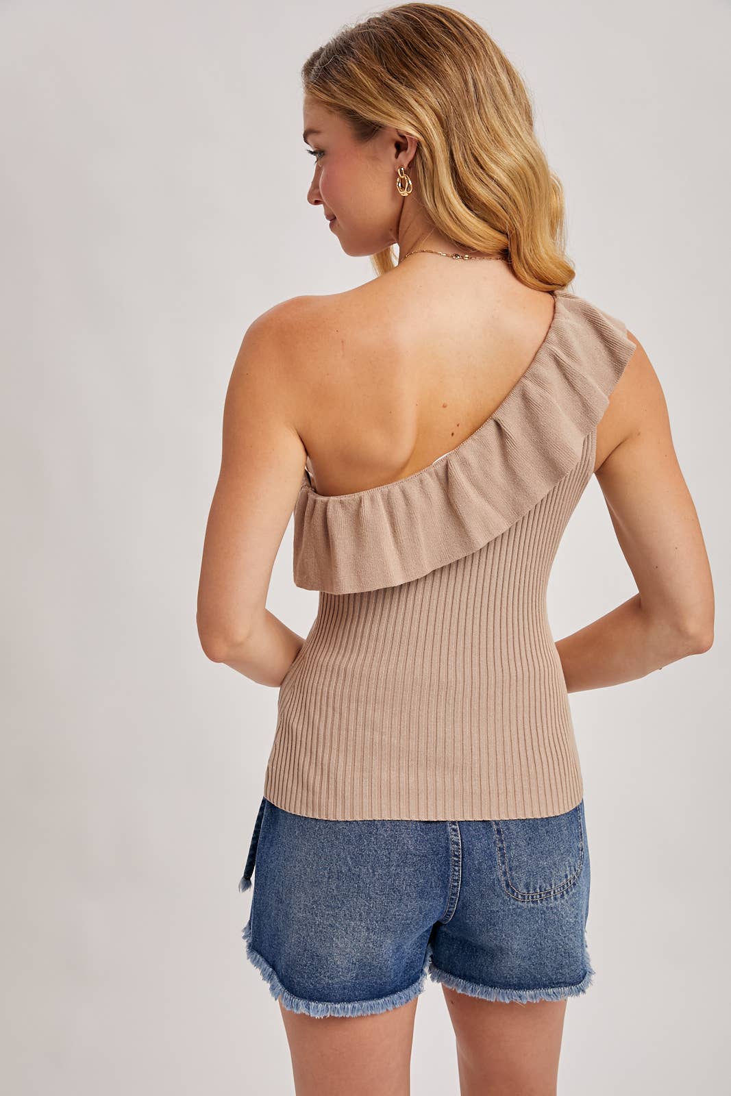 RUFFLED ONE SHOULDER RIBBED KNIT TOP