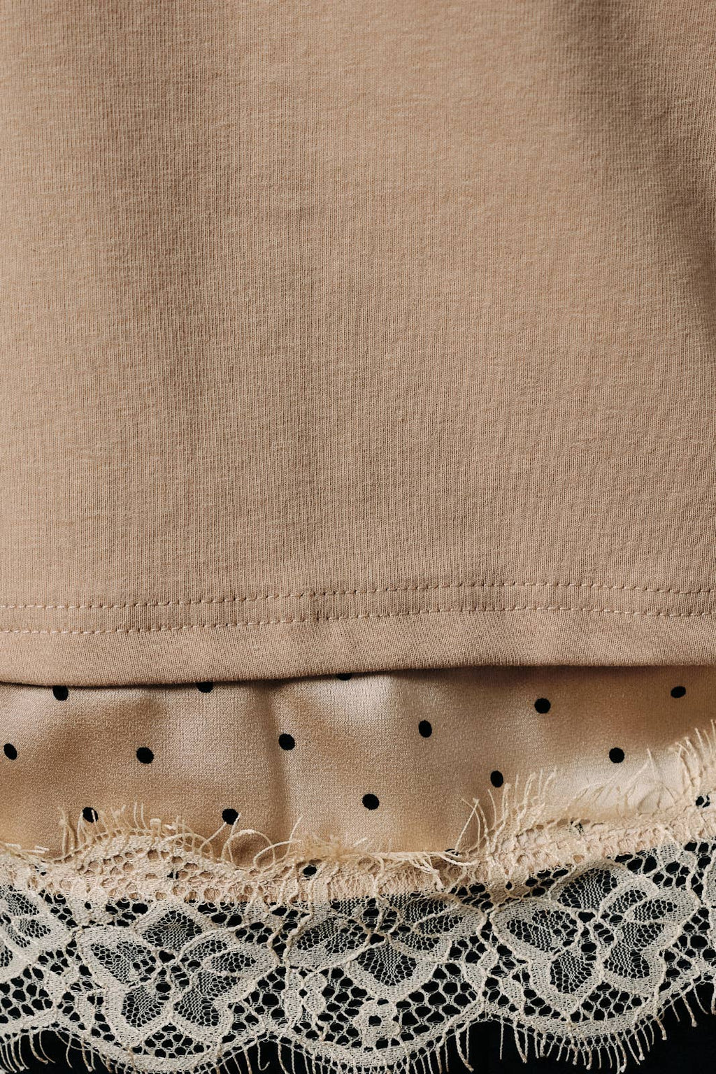 CROPPED BOXY TEE W CONTRAST POLKA DOT SATIN & LACE HEM