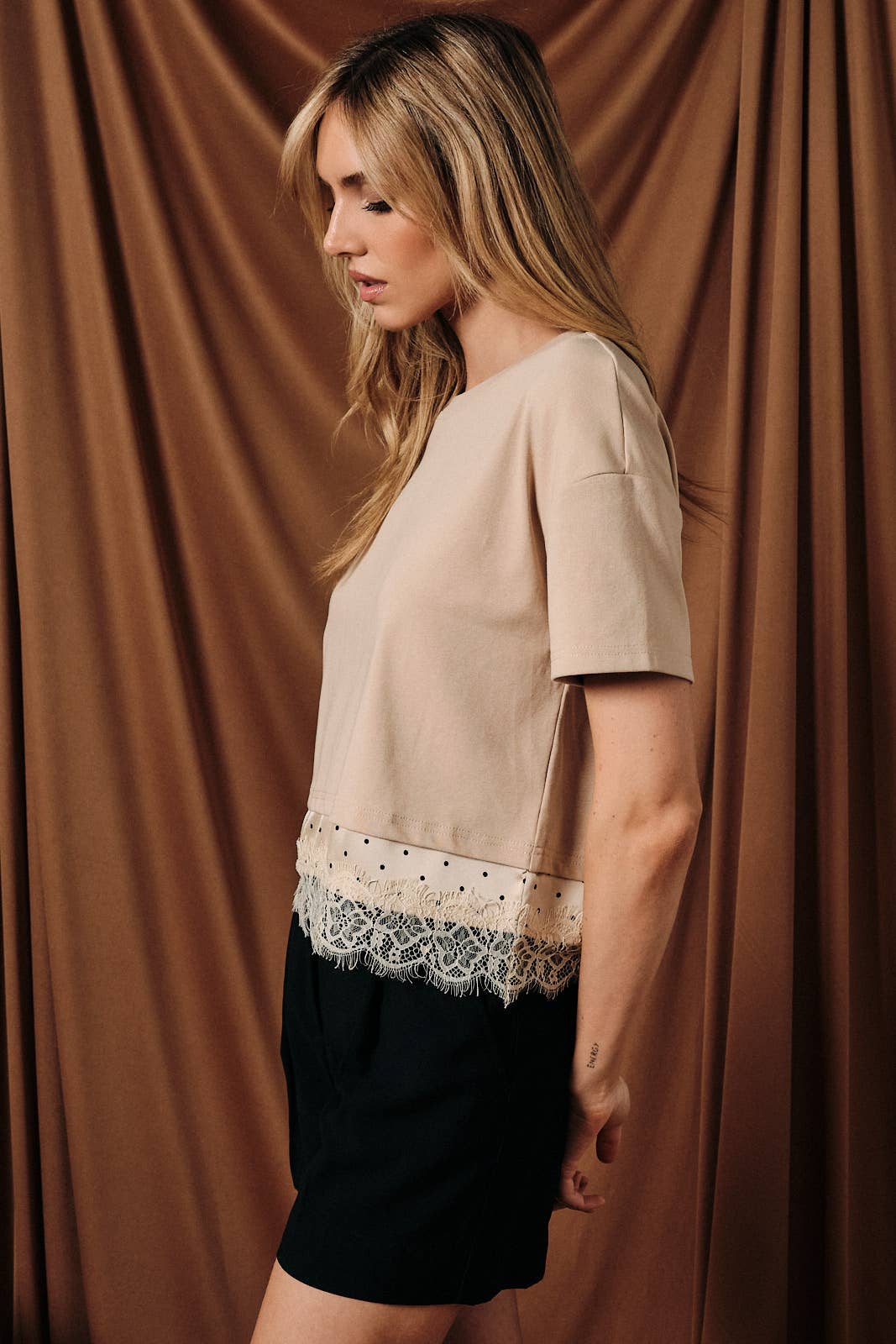 CROPPED BOXY TEE W CONTRAST POLKA DOT SATIN & LACE HEM