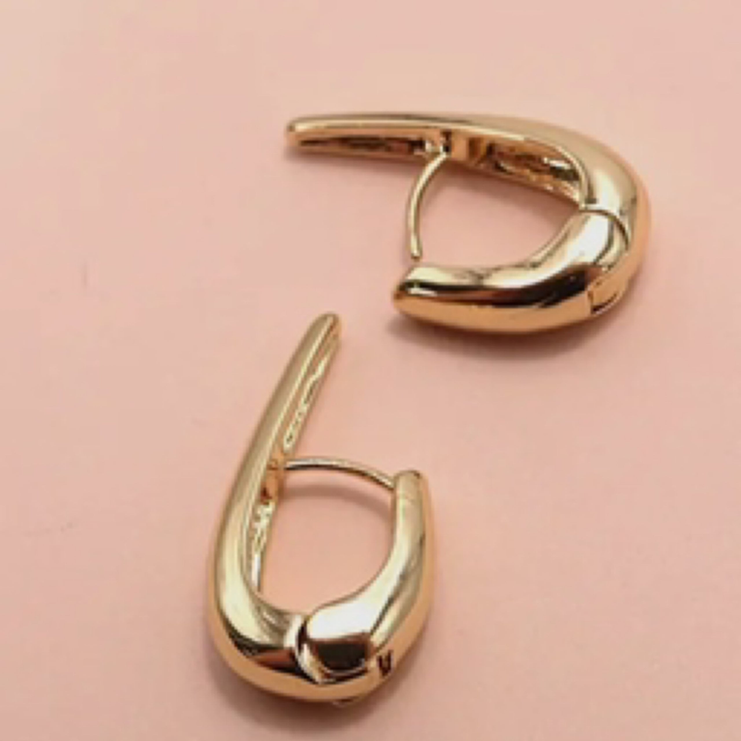 U Shaped Clutched Huggies