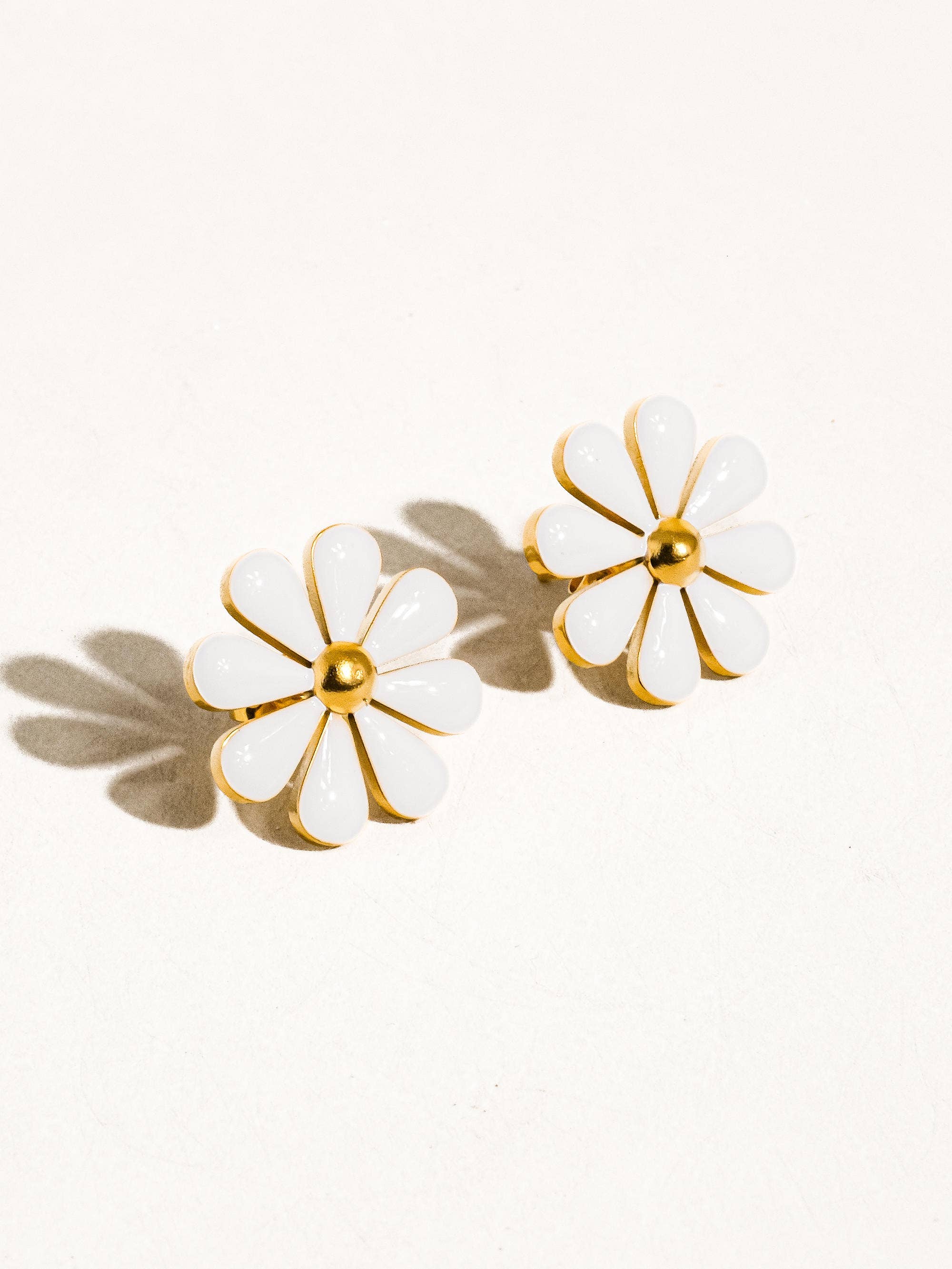 Bree 18K Non-Tarnish Daisy Stud: Yellow Gold