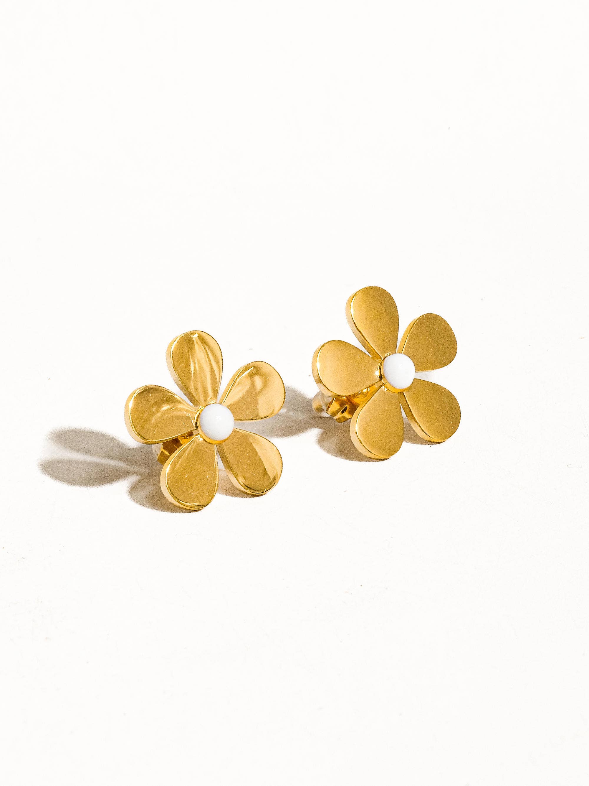 Bree 18K Non-Tarnish Daisy Stud: Yellow Gold
