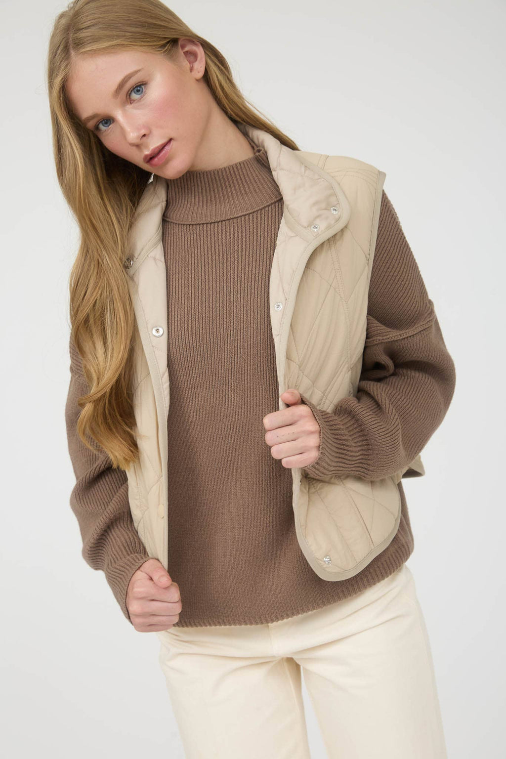 QUILTED PUFFER VEST: MOCHA