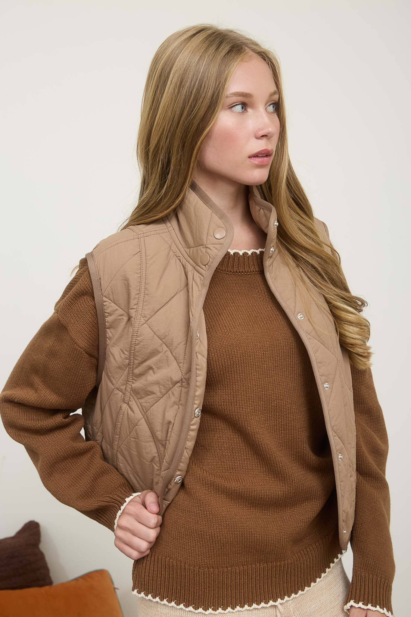 QUILTED PUFFER VEST: MOCHA