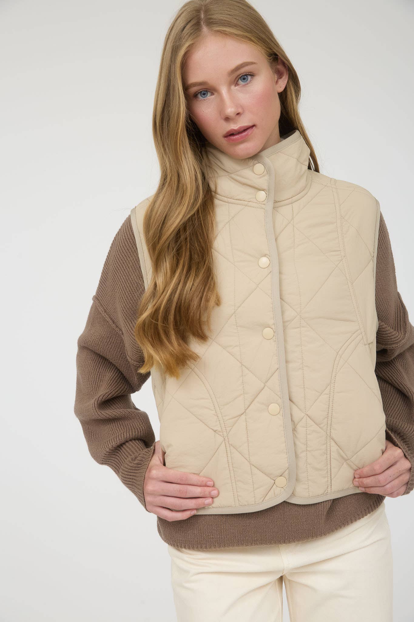 QUILTED PUFFER VEST: MOCHA